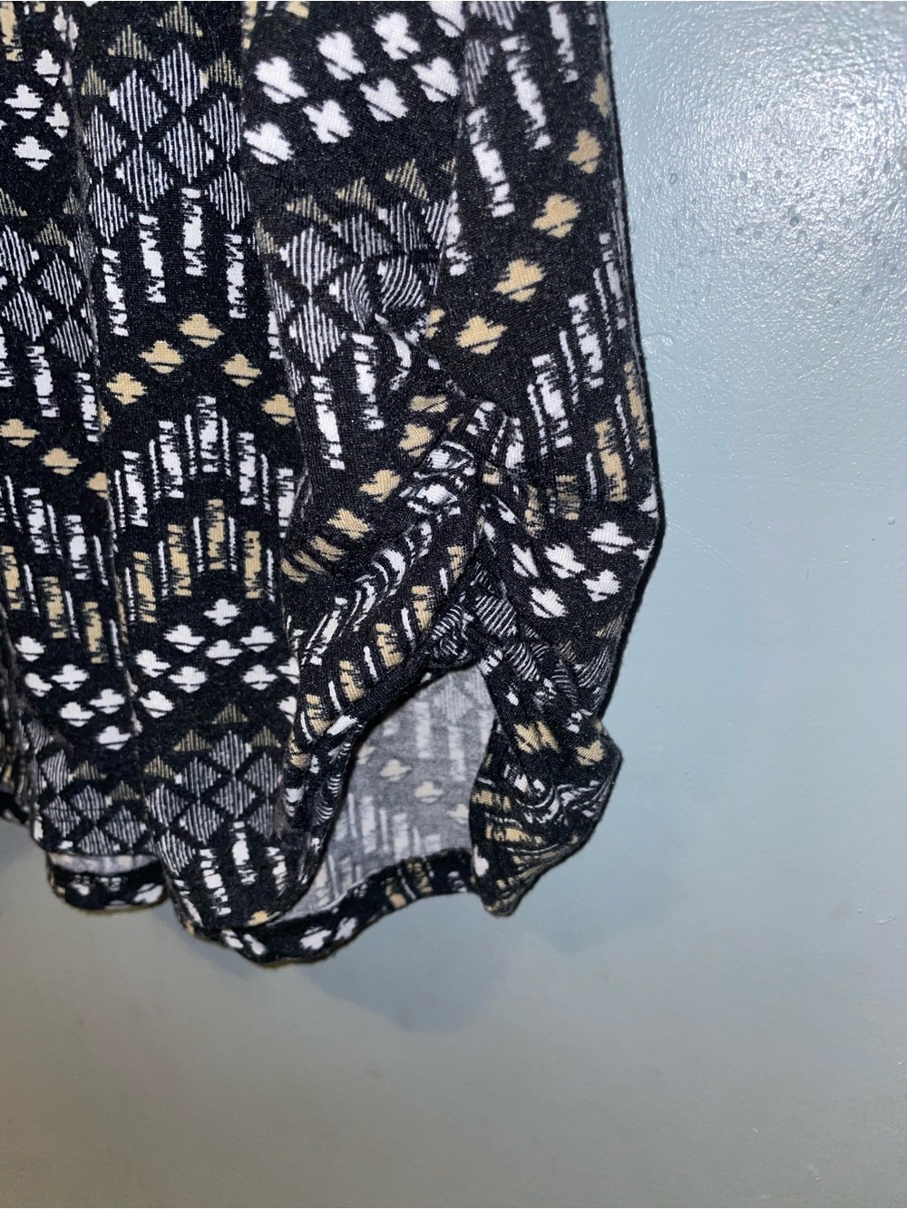 Free Kisses Maternity Black and White Patterned Tank with Decorative. Size M - Picture 4 of 7